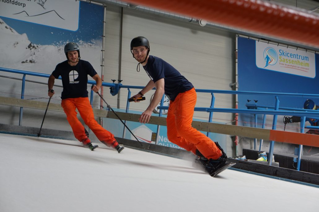 skiër en snowboarder op indoorrolbaan